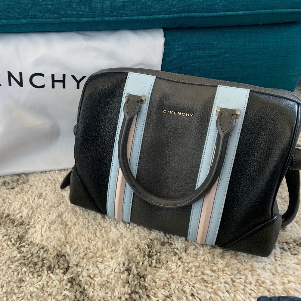 Givenchy Classic Medium Antigona Bag